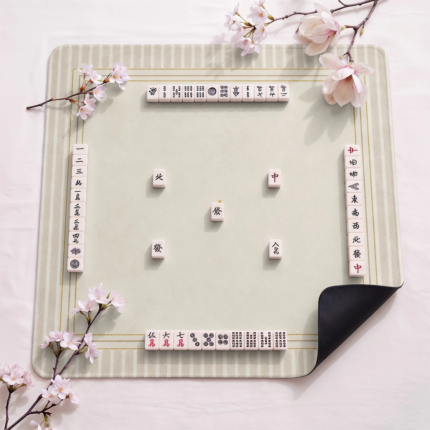 Cream Stripe Minimalist design close-up on mahjong mat surface