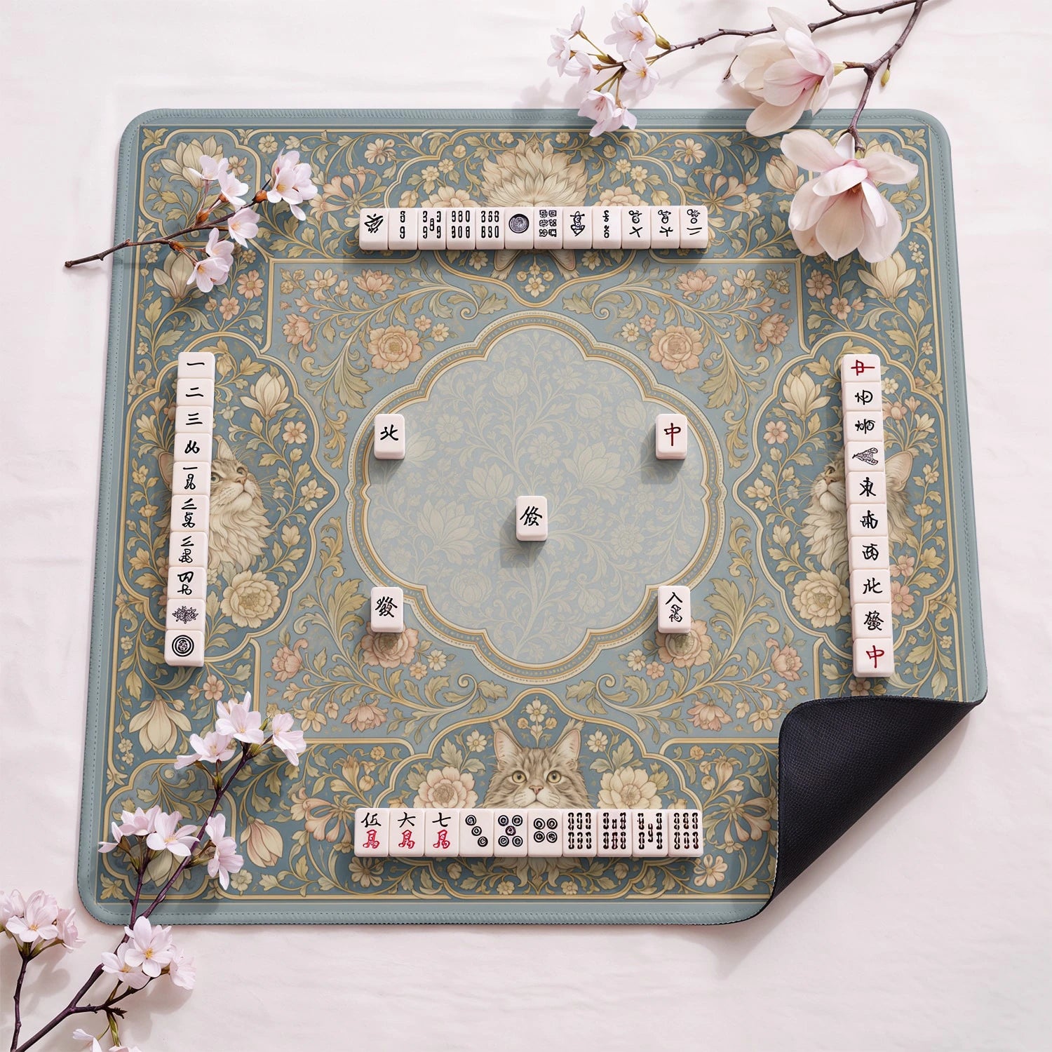 Dusty Maine Coon design close-up on mahjong mat surface